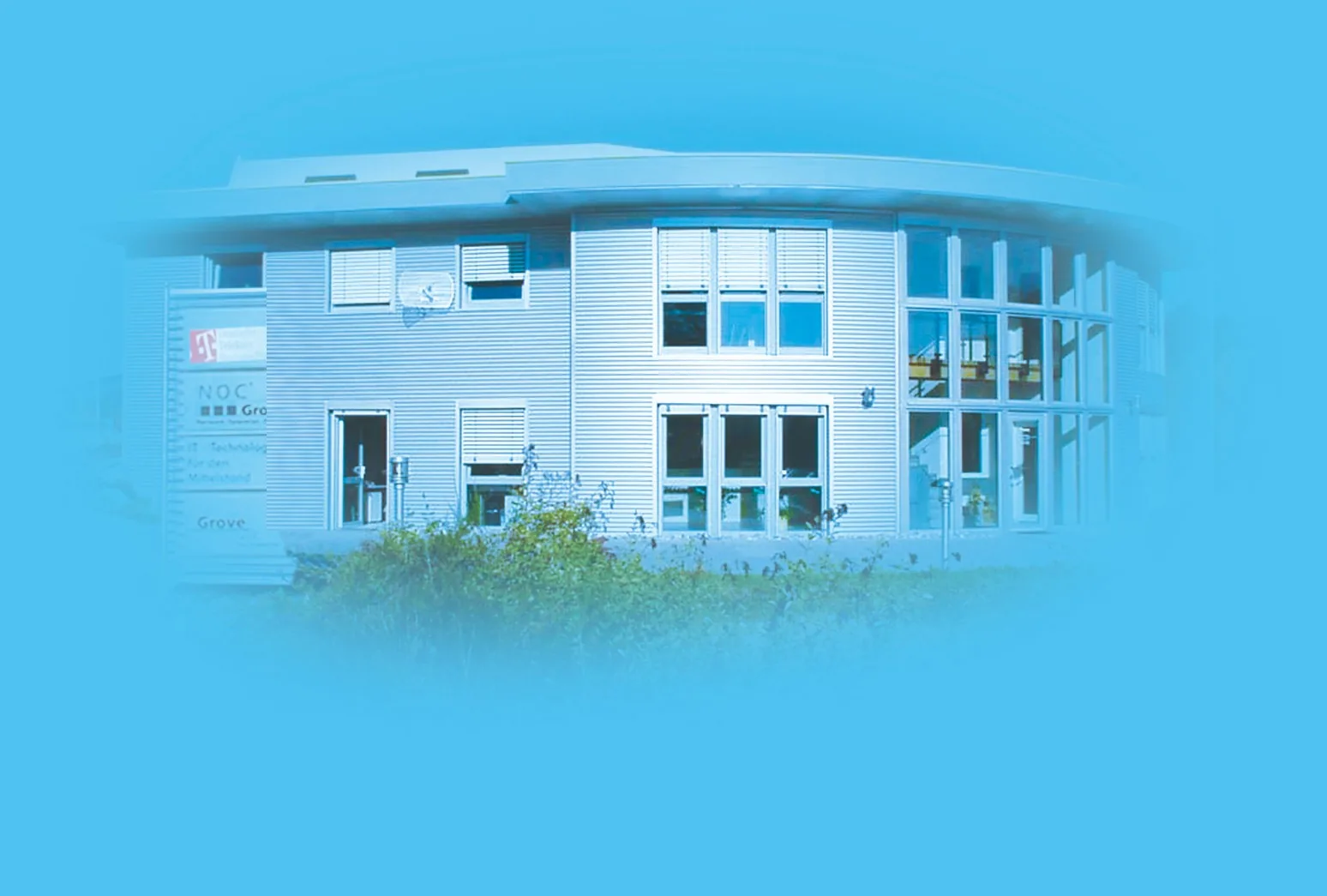 Firmengebäude der NOC Grove, eingefärbt in die blaue CI-Fläche